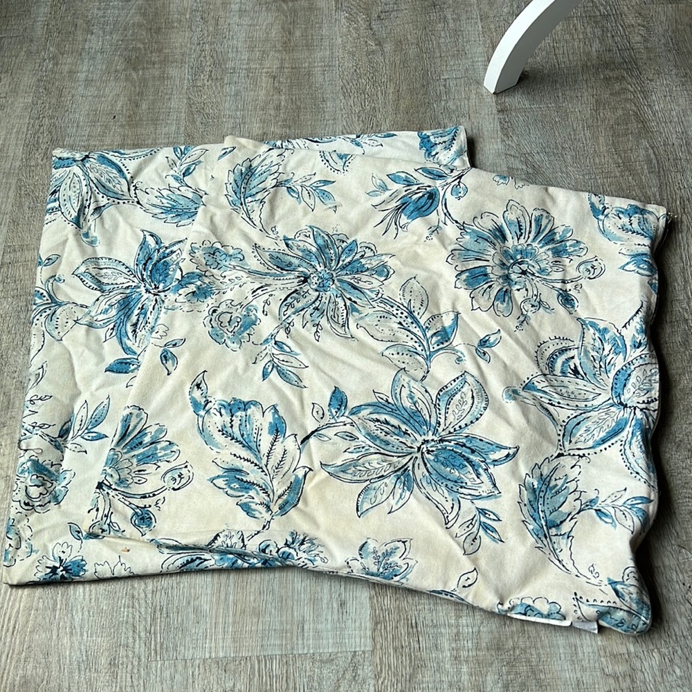 Newport blue/white floral pillowcases set of 2 (48 cm x 48cm)